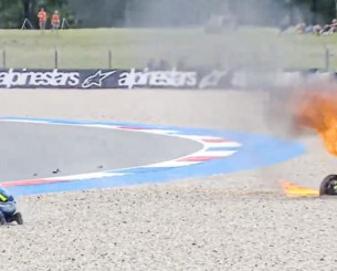 Τρομακτικό ατύχημα στο Moto GP: Η μηχανή ενός οδηγού πήρε φωτιά και βρέθηκε στο έδαφος (video)