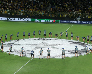Απίθανη εκτέλεση - Ο ύμνος του Champions League έγινε... ζεϊμπέκικο (video)