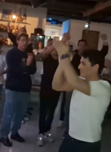 Σε ελληνική ταβέρνα γλέντησαν με την ψυχή τους οι Έλληνες πολίστες μετά το χρυσό στο World Cup (video)