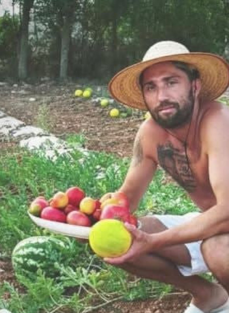 «Έχω καρπούζια, πεπόνια και πολλά ακόμα» - Παράτησε ξαφνικά το ποδόσφαιρο και βρήκε γαλήνη καλλιεργώντας τη γη (photos)
