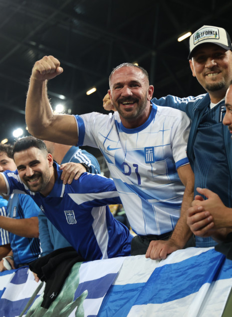 Ατελείωτο «πάρτι» από χιλιάδες Ελληνες στη Γερμανία μετά το τεράστιο «διπλό» της Εθνικής (video)