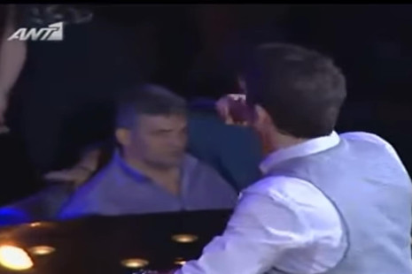 Τον αναγνωρίζεις; Βρες ποιος προπονητής είναι κάτω από την πίστα ενώ ο Μαζωνάκης τραγουδούσε το «Τρένο»