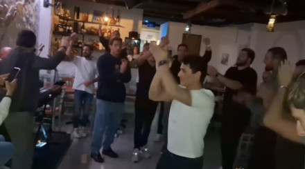 Σε ελληνική ταβέρνα γλέντησαν με την ψυχή τους οι Έλληνες πολίστες μετά το χρυσό στο World Cup (video)