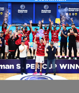 Η απονομή του τροπαίου του Stoiximan Super Cup στον Ολυμπιακό (video)