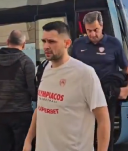 Η άφιξη της αποστολής του Ολυμπιακού για τον μεγάλο τελικό εναντίον του ΠΑΟΚ (video)