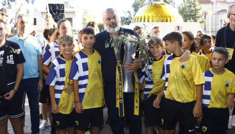 Το τρόπαιο της ΑΕΚ γύρισε στη Νέα Φιλαδέλφεια - Το video της τελετής στην Allwyn Arena