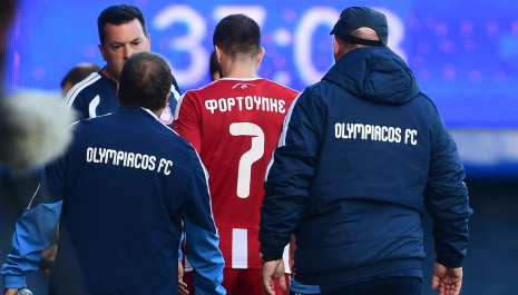 Ανησυχία με Φορτούνη στον Ολυμπιακό - Εγινε αναγκαστική αλλαγή στο ματς με τον Παναιτωλικό