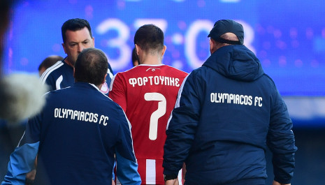 Ανησυχία με Φορτούνη στον Ολυμπιακό - Εγινε αναγκαστική αλλαγή στο ματς με τον Παναιτωλικό