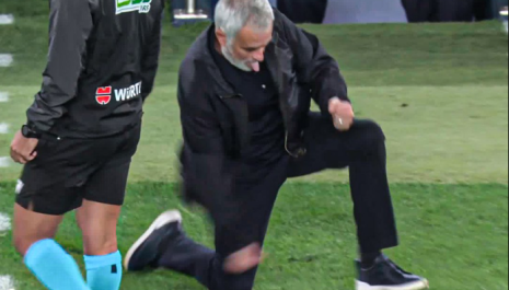 «Special One» από τα παλιά: Επεσε στο χορτάρι στο γκολ νίκης του Εμπαπέ στο clasico (video)