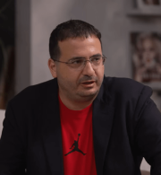 Ο Οφέρ Γιανάι αποχαιρέτησε τον Μότλεϊ με απίστευτη σπόντα στον Αταμάν
