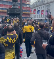 «Κιτρινόμαυρο» το Piccadilly από τον κόσμο της ΑΕΚ - Δείτε το video του Athletiko