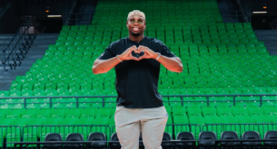 Τα πρώτα φωτογραφικά «κλικ» του Γιαμπουσέλε στο Glass Floor του Telekom Center Athens
