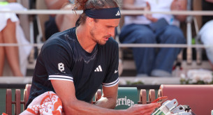 Wimbledon: Ο λόγος για τον οποίο επιτρέπεται στον Ζβέρεφ να κοιτάει τον κινητό του κατά τη διάρκεια του αγώνα