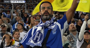 Τρομερή κίνηση Ηρακλή: Εκανε δώρο ένα διαρκείας σε ομογενή που βρέθηκε με κασκόλ του «γηραιού» στο Γερμανία - Ελλάδα