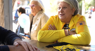 Συγκινεί η γιαγιά με το καπνογόνο που ξεχώρισε ο Νίκολιτς: «Η ΑΕΚ είναι θρησκεία για εμάς τους πρόσφυγες»