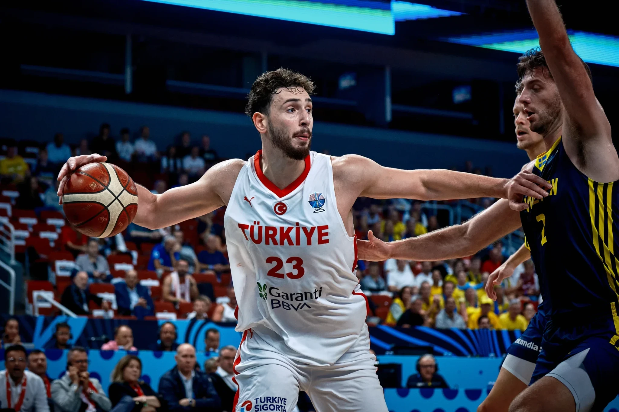 «Είναι ο MVP του Eurobasket»: Οι Σουηδοί «υποκλίθηκαν» στον Σενγκούν