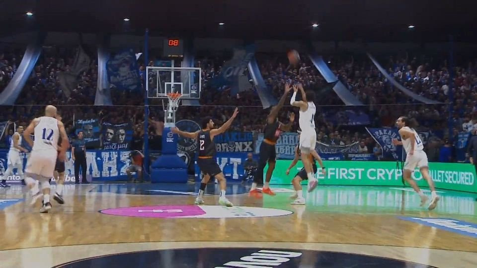 Απίθανο buzzer beater του Φόστερ σχεδόν από το κέντρο για τον Ηρακλή (video)