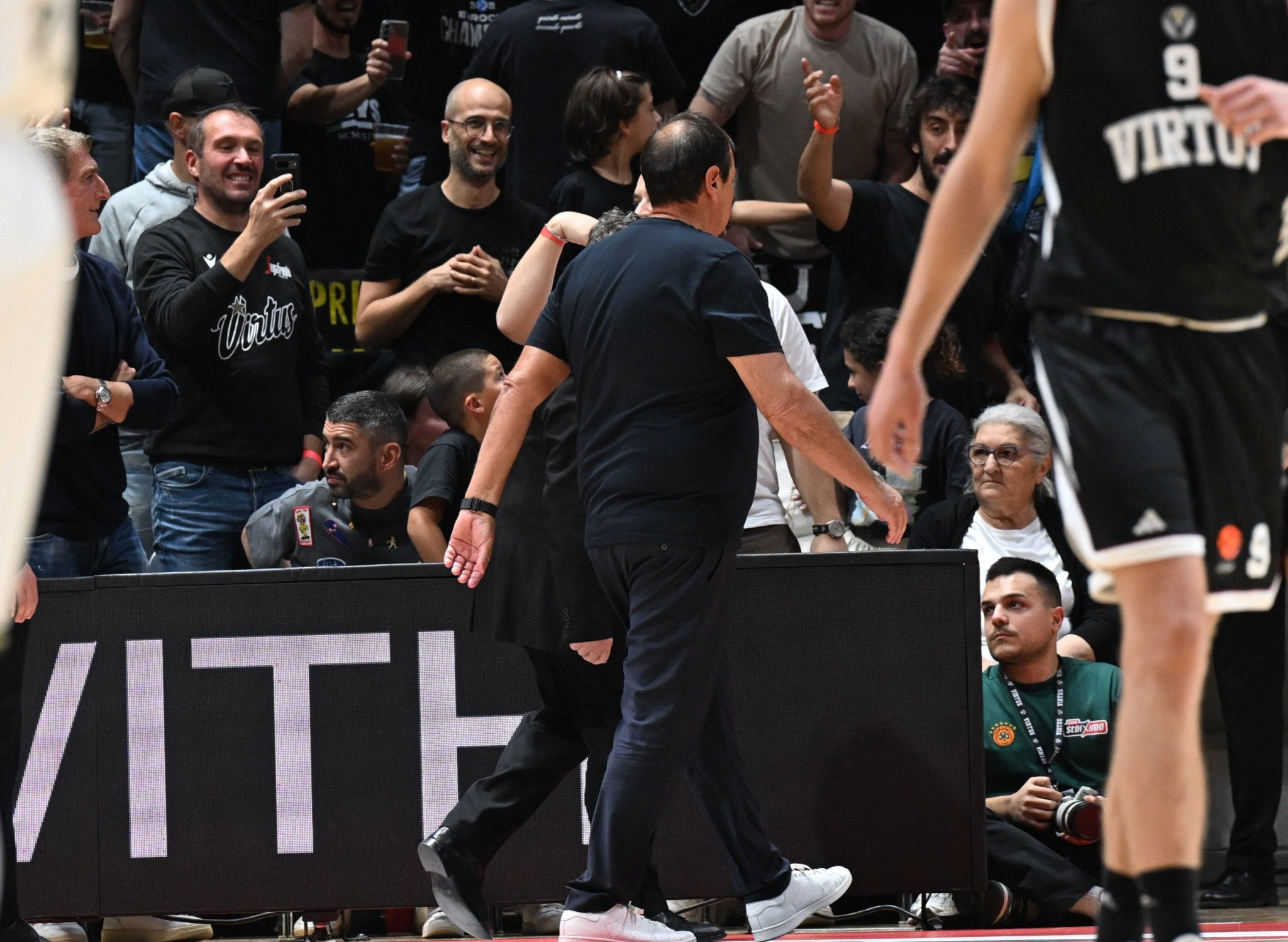 Αποβλήθηκε ο Αταμάν με δυο τεχνικές ποινές για διαμαρτυρία