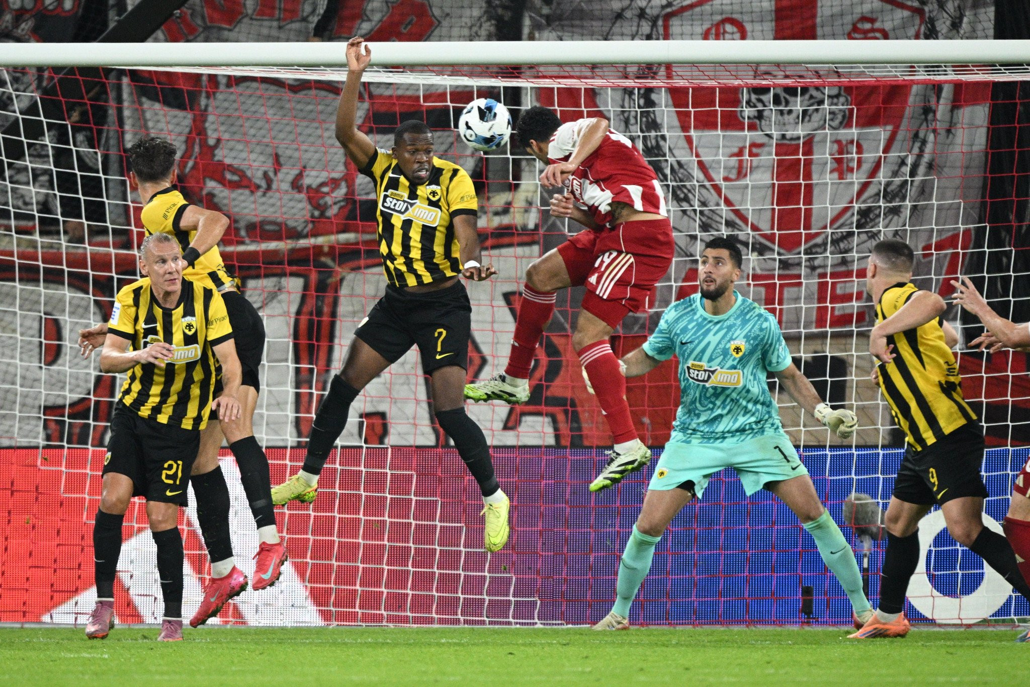 Ο Ταρέμι ανενόχλητος με κεφαλιά το 2-0 για τον Ολυμπιακό (video)
