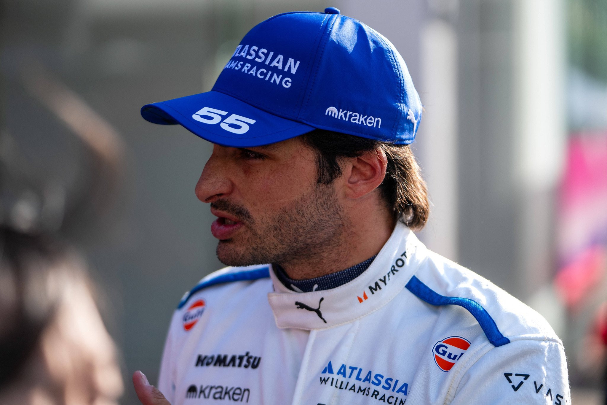 Ξεσπά ο Σάινθ: «Το παρακάνουν λίγο στην F1 δείχνοντας διασημότητες και τις κοπέλες των οδηγών»