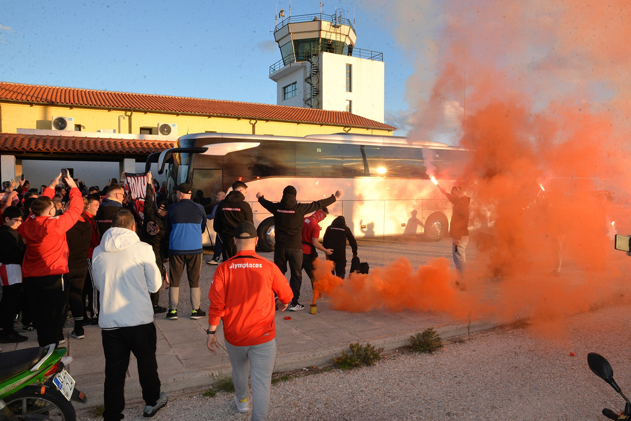 Στη Σύρο η αποστολή του Ολυμπιακού - Αποθέωση στο αεροδρόμιο