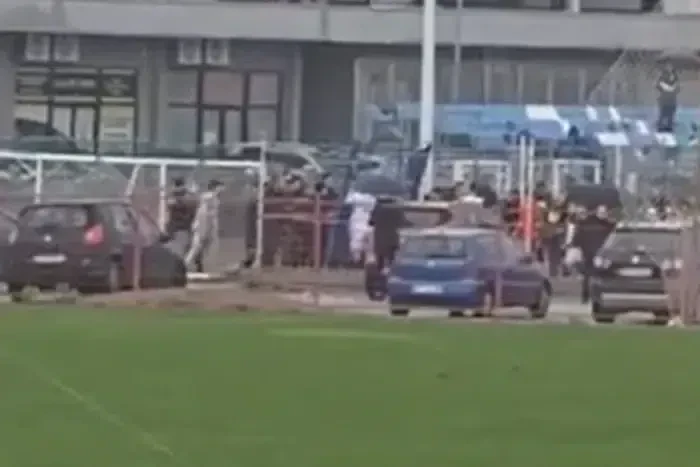 Χάος σε αγώνα νέων με ξύλο, δέκα κόκκινες κάρτες και επέμβαση της αστυνομίας (video)