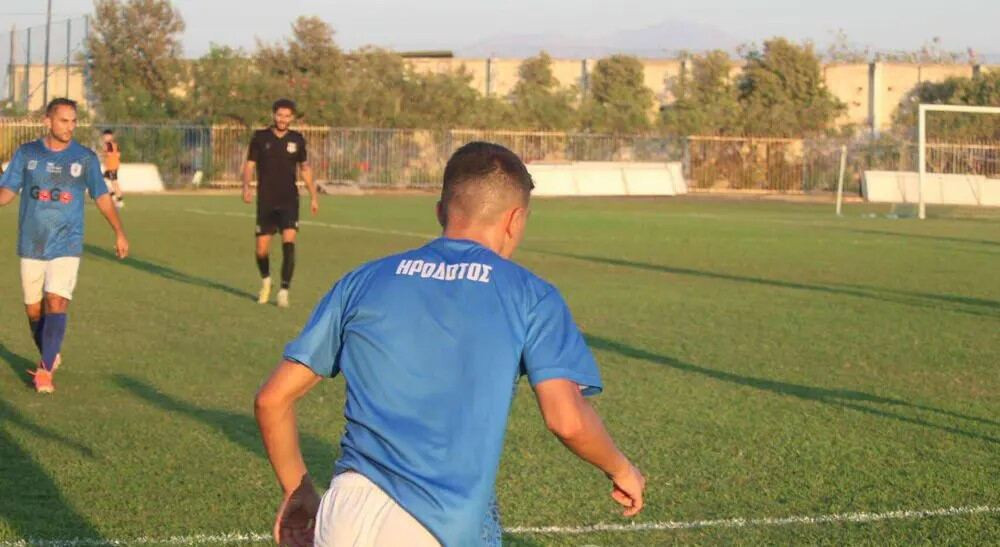 Πρωτοφανές επεισόδιο στην Κρήτη - Οπαδός εισέβαλε στο γήπεδο και χτύπησε τερματοφύλακα!