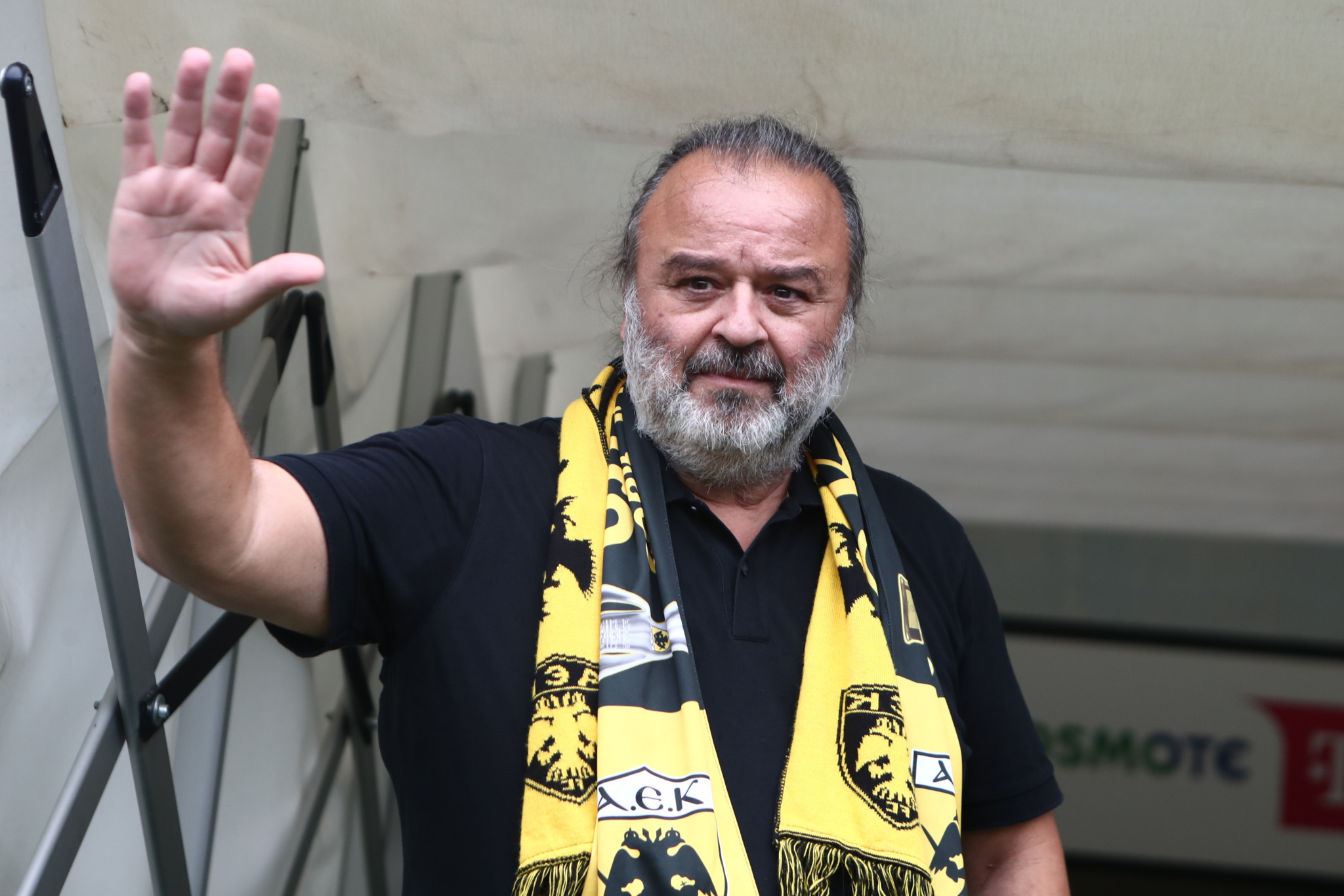 Οπαδοί της ΑΕΚ αποθέωσαν την ομάδα στη Θεσσαλονίκη - Αρχηγός της αποστολής ο Μάριος Ηλιόπουλος