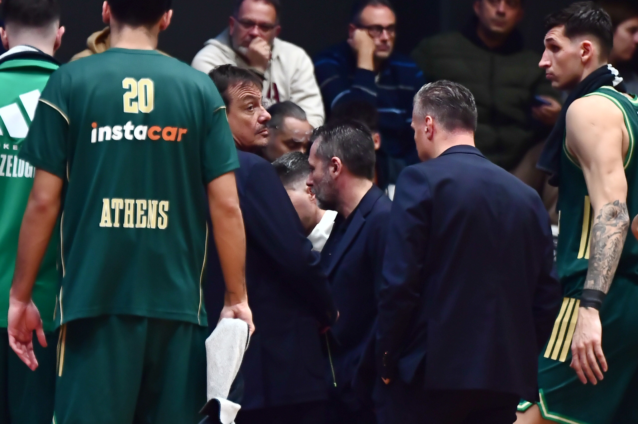 Ο Αταμάν πήρε time-out και σχεδίασε επίθεση δύο δευτερόλεπτα πριν το τέλος με τη διαφορά στους 10