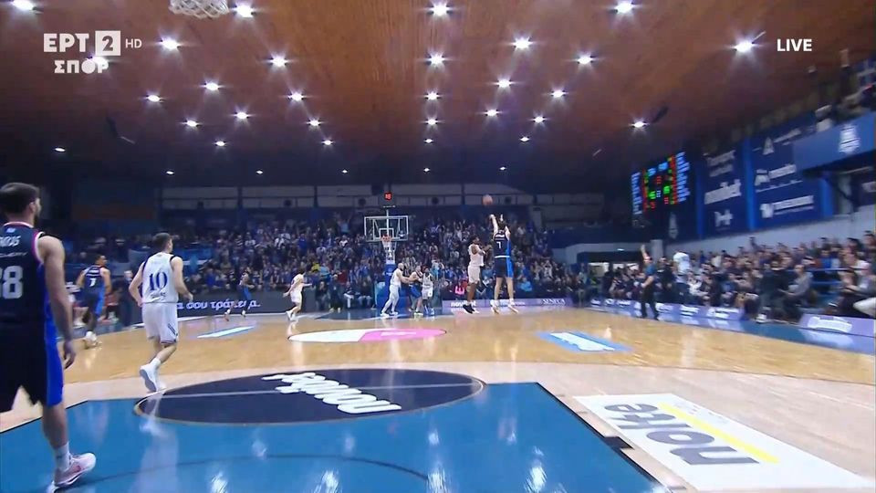 Ο Τσαλμπούρης έκλεισε το εφιαλτικό ημίχρονο για τον Πανιώνιο με τρίποντο από το κέντρο (video)