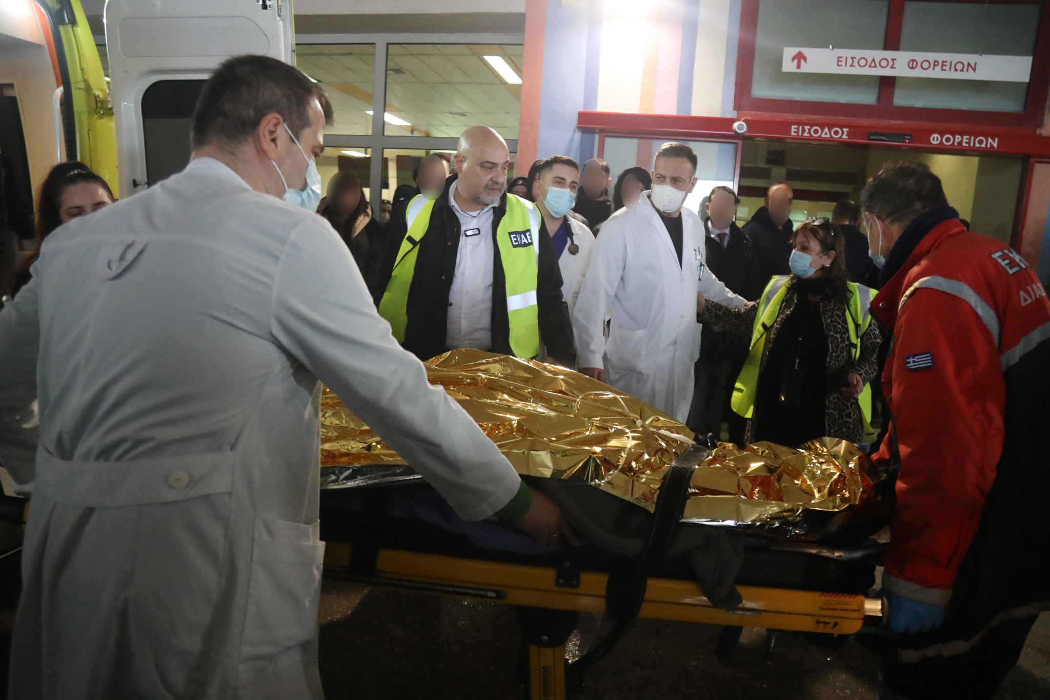 Στο νοσοκομείο Παπαγεωργίου οι δύο τραυματίες οπαδοί του ΠΑΟΚ - Απογειώθηκε το C130 που θα μεταφέρει τις σορούς των επτά