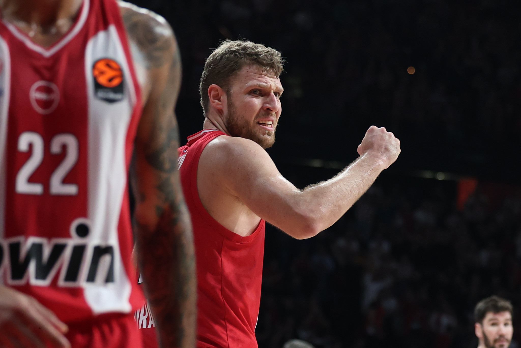 Εμφάνιση... MVP: Ο Σάσα Βεζένκοφ πήρε από το χέρι τον Ολυμπιακό κόντρα στη Μπαρτσελόνα