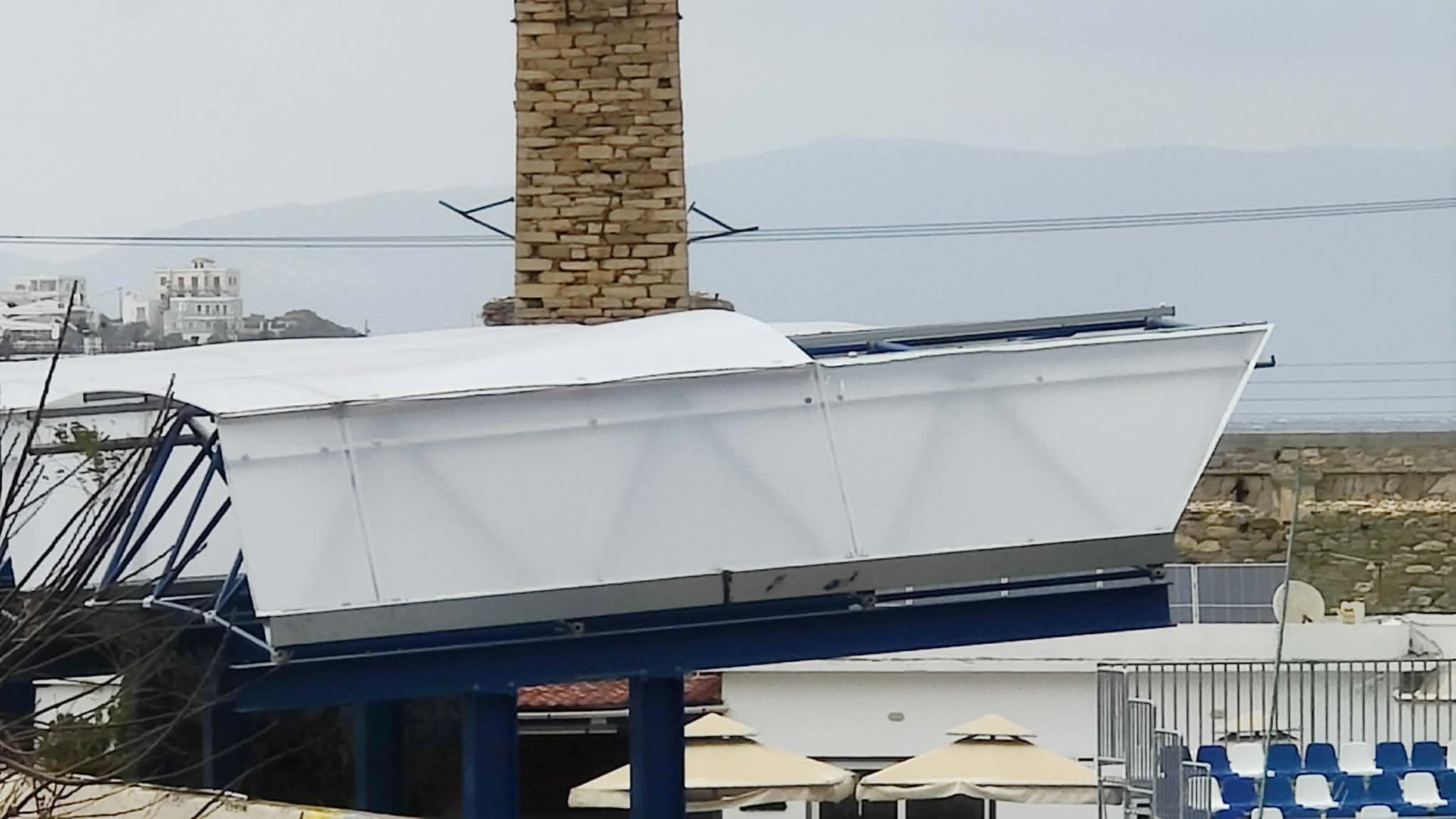 Αποκολλήθηκε τμήμα στεγάστρου στο γήπεδο Ερμούπολης λόγω δυνατού αέρα