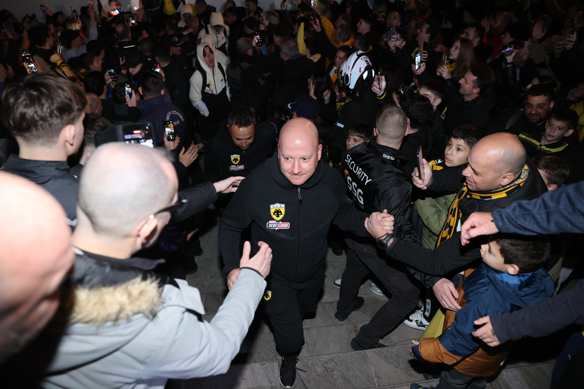Χαμός στην υποδοχή της ΑΕΚ στις Σέρρες - Πάνω από 700 Ενωσίτες αποθέωσαν τους κιτρινόμαυρους (video)