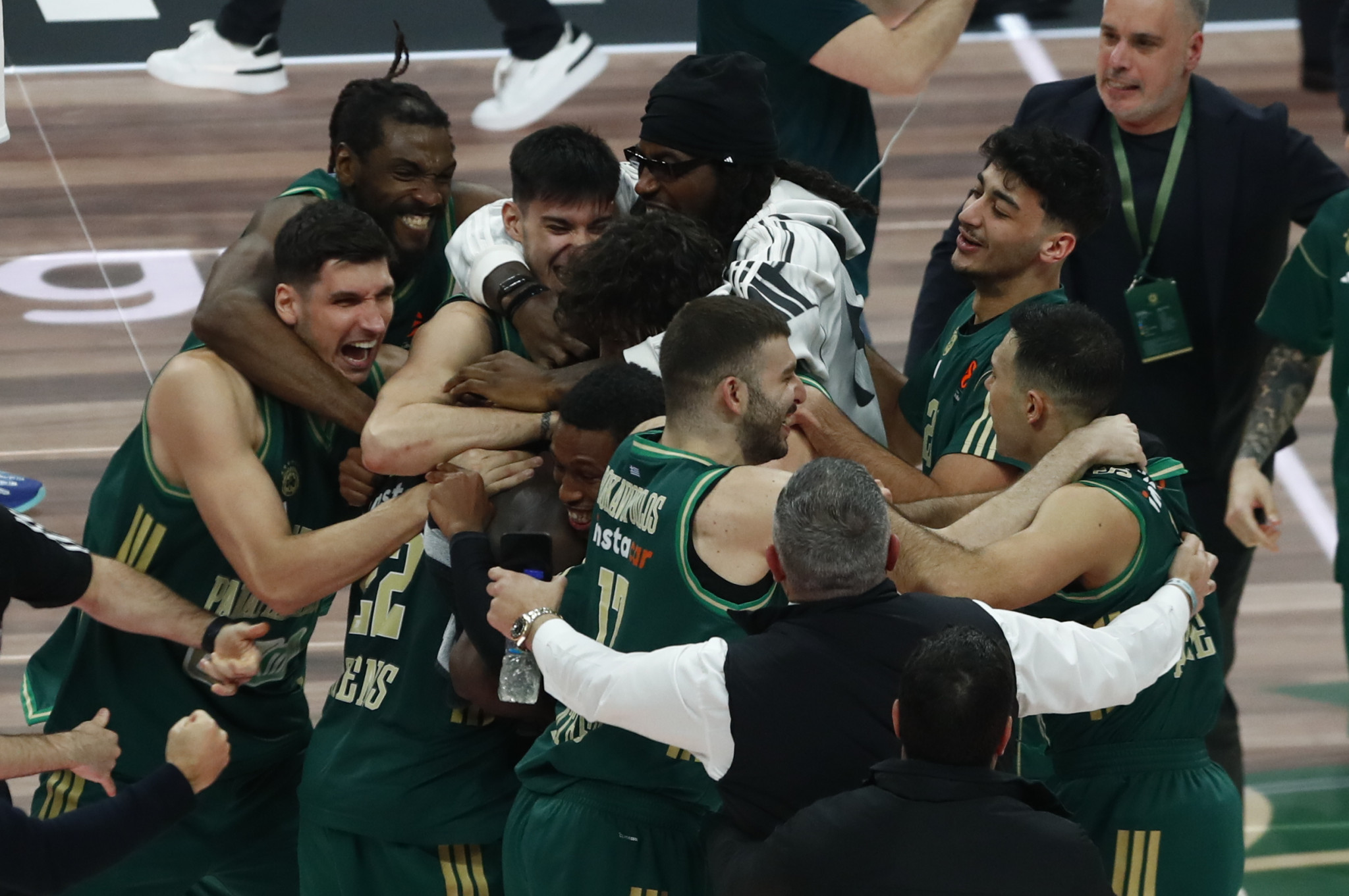 Όλοι ένα «κουβάρι»: Οι πανηγυρισμοί των παικτών του Παναθηναϊκού στο σουτ νίκης του Γκραντ (video, photos)