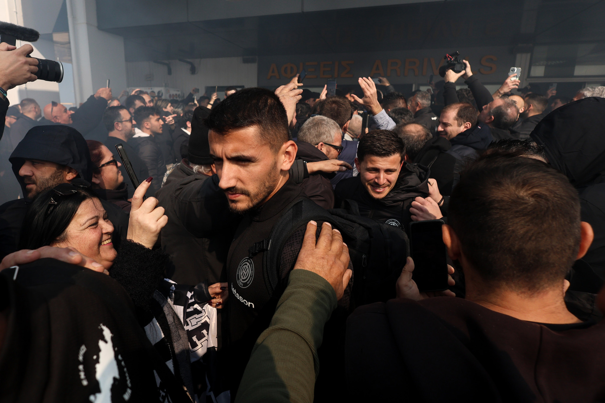 Από τους πανηγυρισμούς στο αεροδρόμιο, «καρφί» στην προπόνηση οι παίκτες του ΟΦΗ