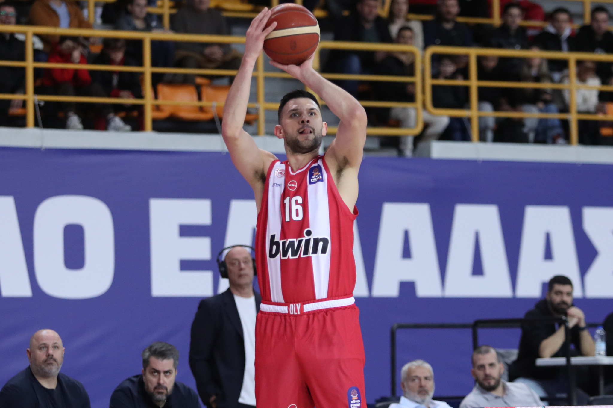 Διαδοχικά τρίποντα έδωσαν διαφορά στον Ολυμπιακό κόντρα στο Μαρούσι (video)