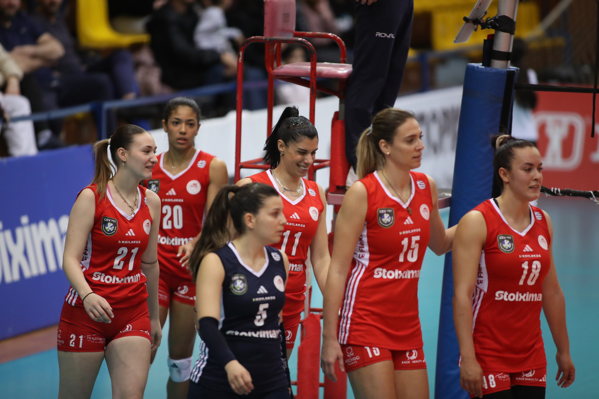 Ο Ολυμπιακός κέρδισε τον ΠΑΟΚ με 3-1 σετ και συνεχίζει στο «κυνήγι» του Παναθηναϊκού