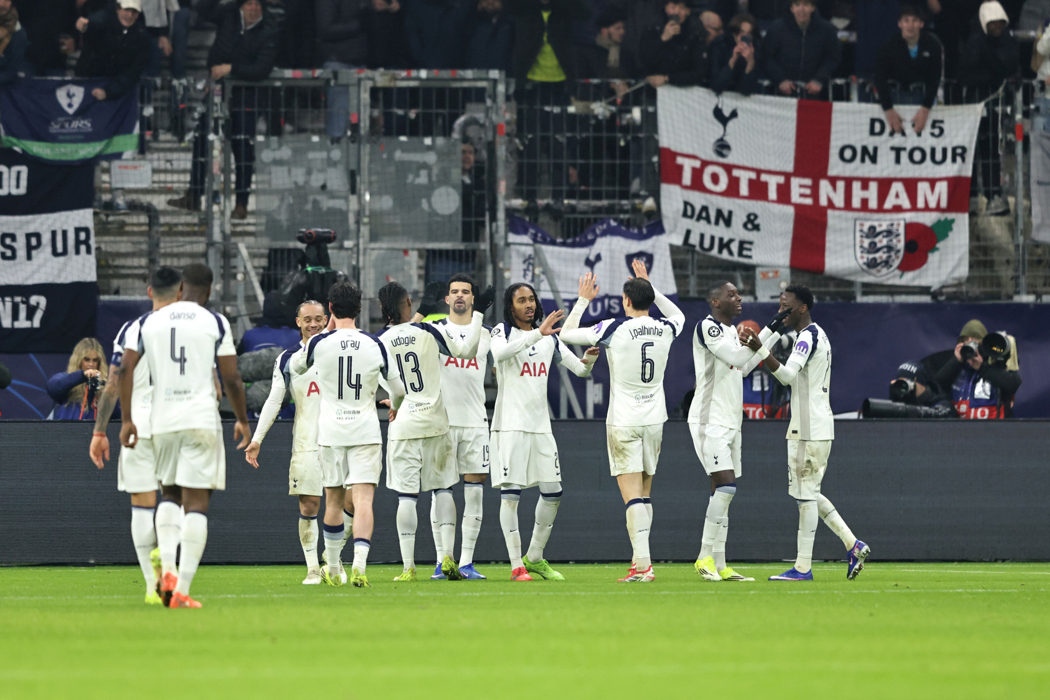 Τιμωρία της UEFA στην Τότεναμ για ναζιστικούς χαιρετισμούς οπαδών της στο Champions League κόντρα στην Άιντραχτ