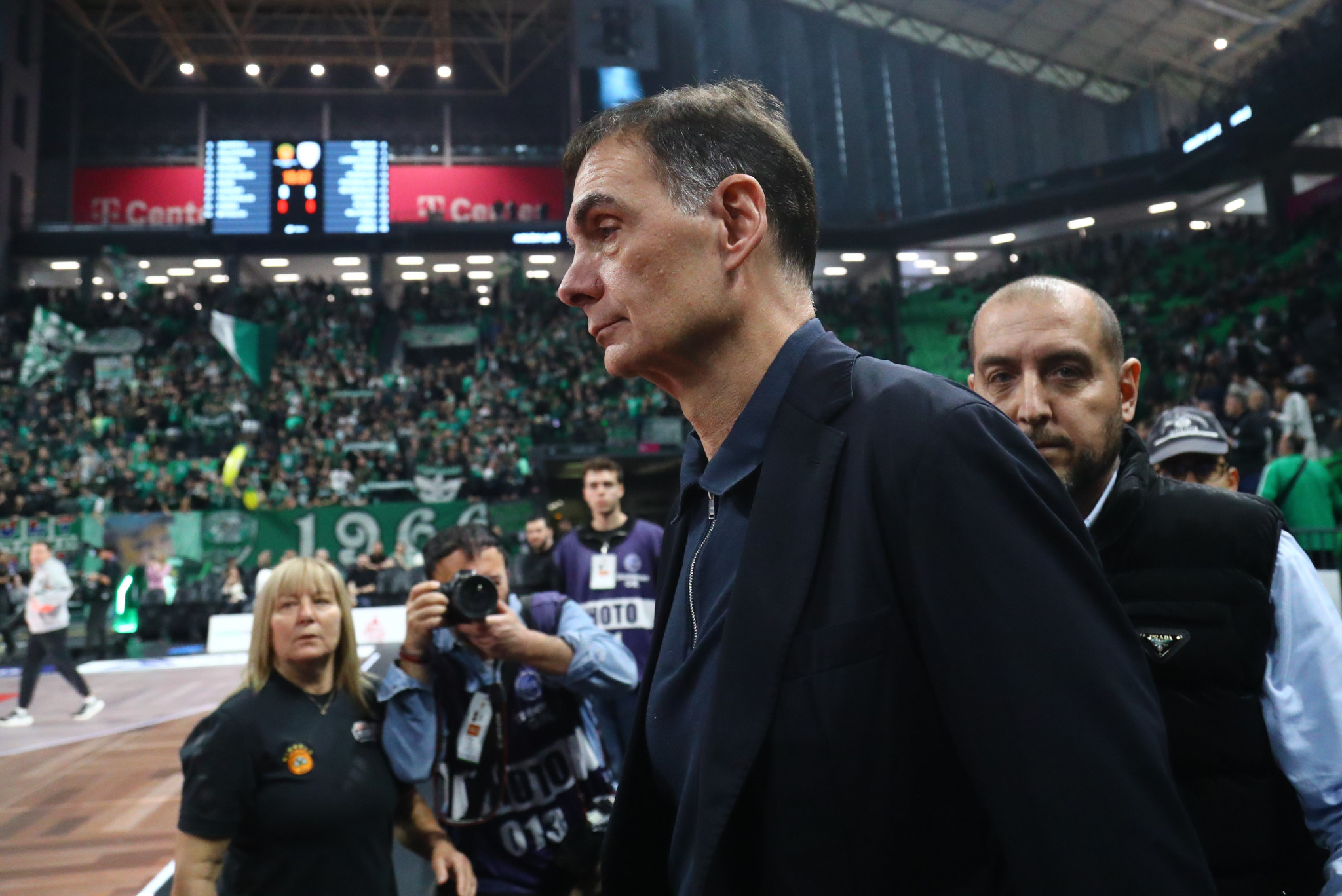 Έντονες αποδοκιμασίες για Φουρνιέ και Μπαρτζώκα κατά την είσοδό τους στο glass floor του ΟΑΚΑ (video)