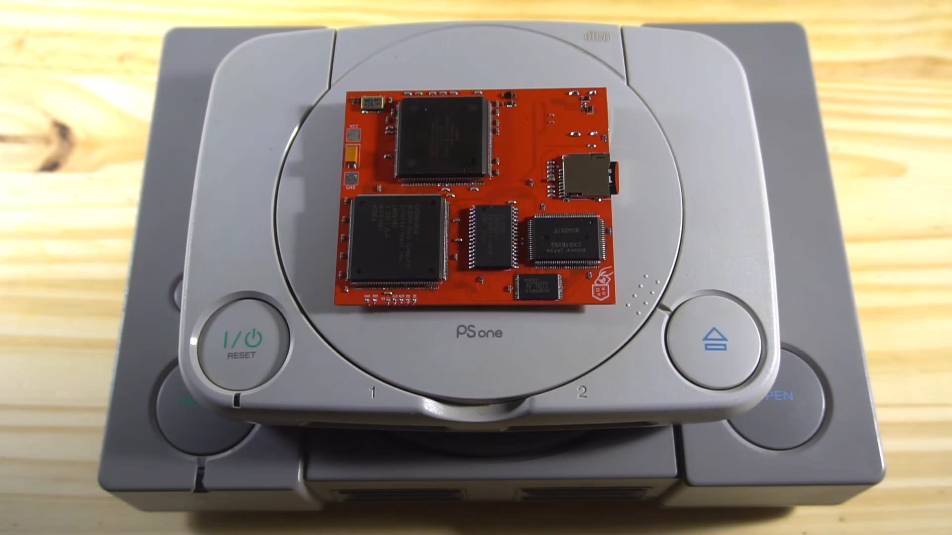 Κάποιος έφτιαξε ένα υβριδικό PlayStation συνδυάζοντας διάφορες εκδόσεις της κονσόλας!