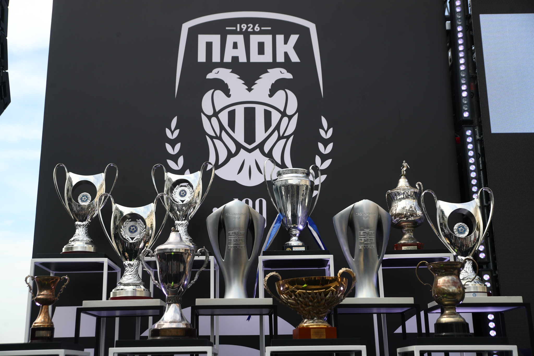 Τα τρόπαια του ΠΑΟΚ στην «Αριστοτέλους» - Γεμίζει από νωρίς η πλατεία για τα 100 χρόνια