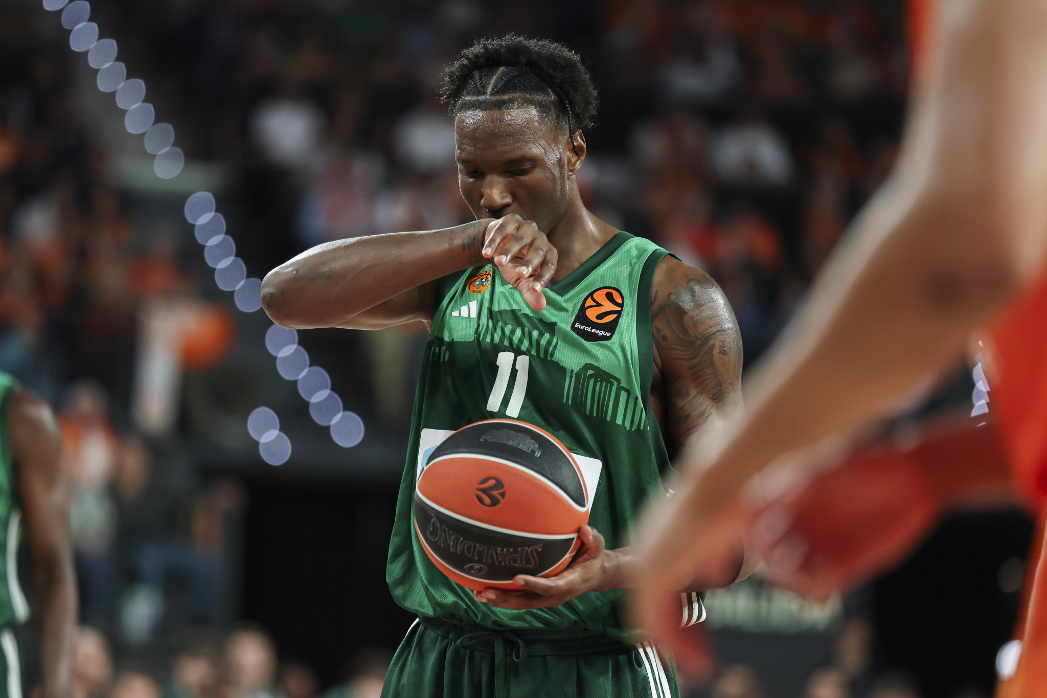 Η απίθανη εμφάνιση του Χέιζ-Ντέιβις στο Game 2 απέναντι στη Βαλένθια