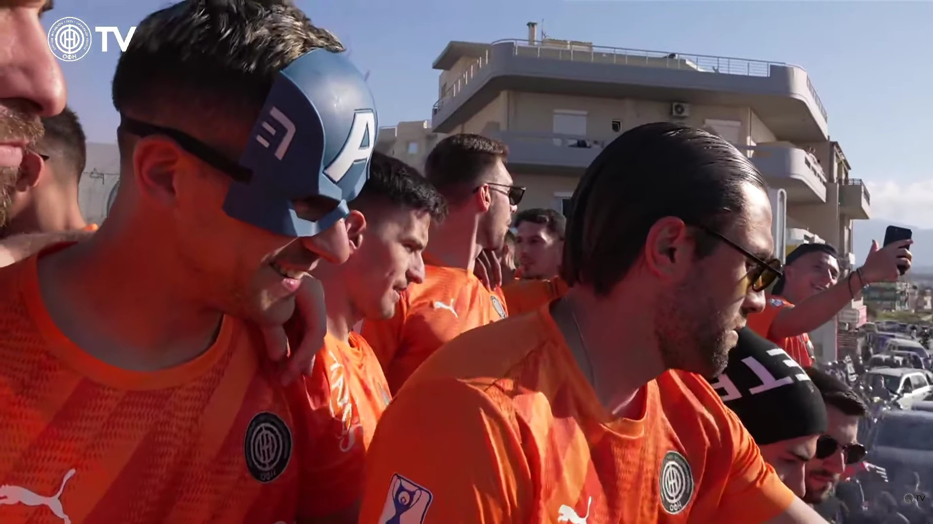 Ο Λαμπρόπουλος έγινε... Captain America στο Trophy Parade του ΟΦΗ! (video)