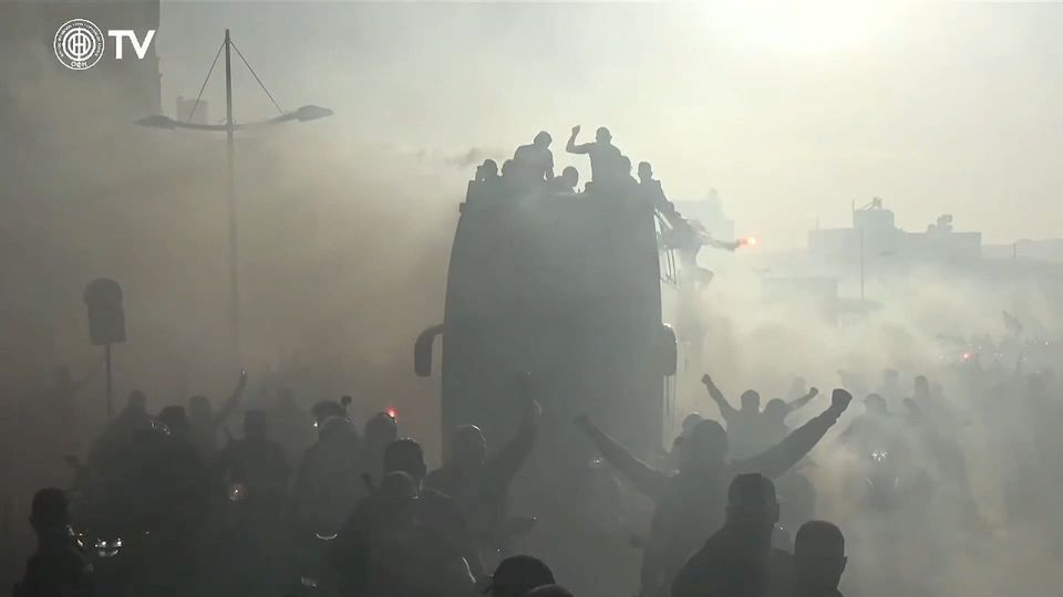 «Χάθηκε» το πούλμαν του ΟΦΗ μέσα στους καπνούς - Εντυπωσιακές εικόνες από το Trophy Parade (video)