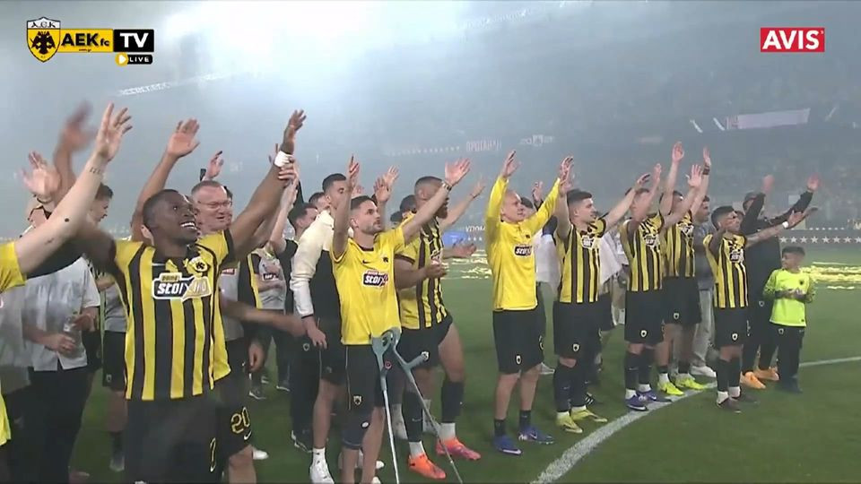 Πανηγυρίζει και ο Γκατσίνοβιτς με τις πατερίτσες στη φιέστα της ΑΕΚ (video)