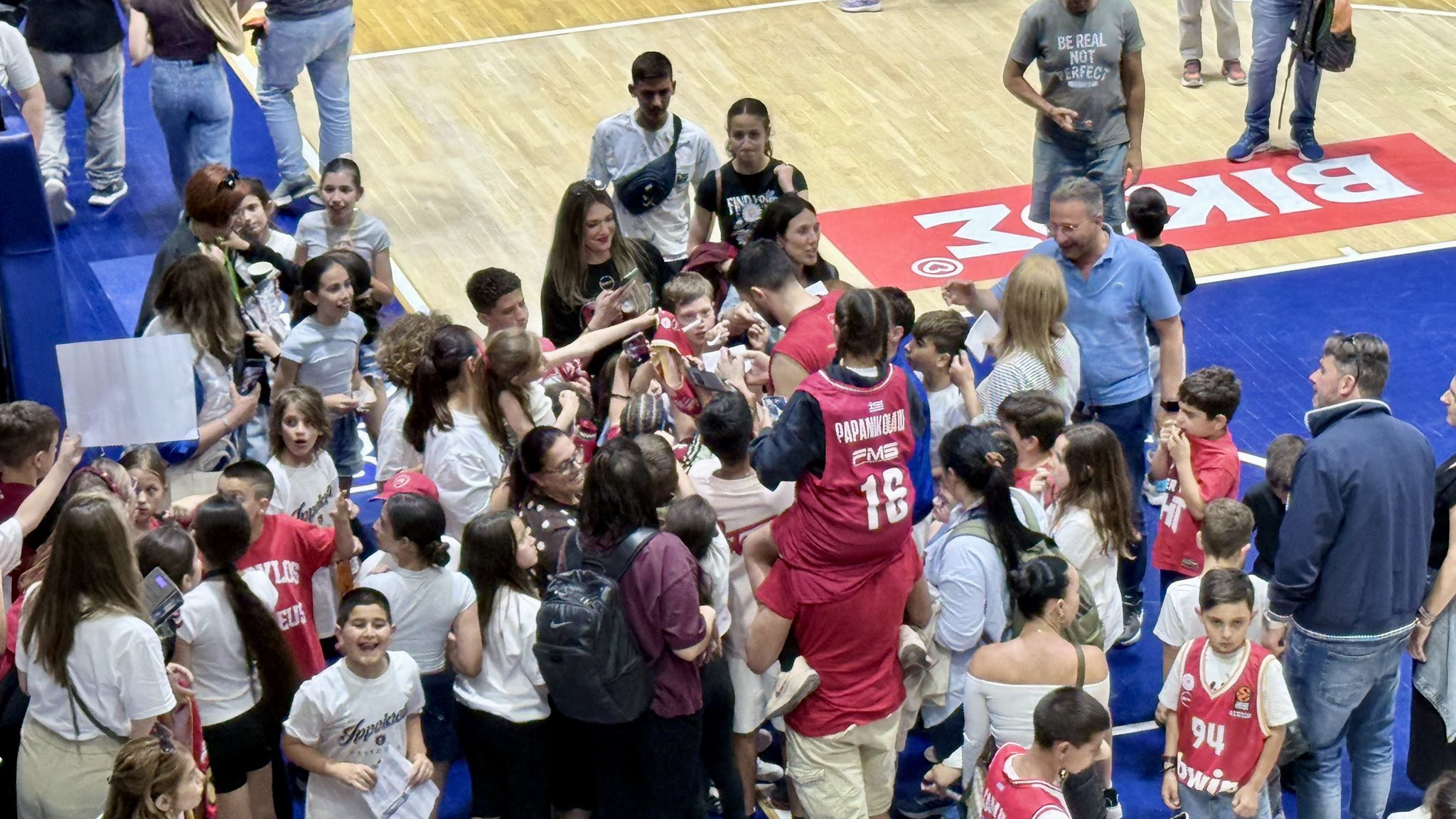 Πόλος έλξης ο Κώστας Παπανικολάου μετά τη νίκη του Ολυμπιακού επί του Κολοσσού Ρόδου