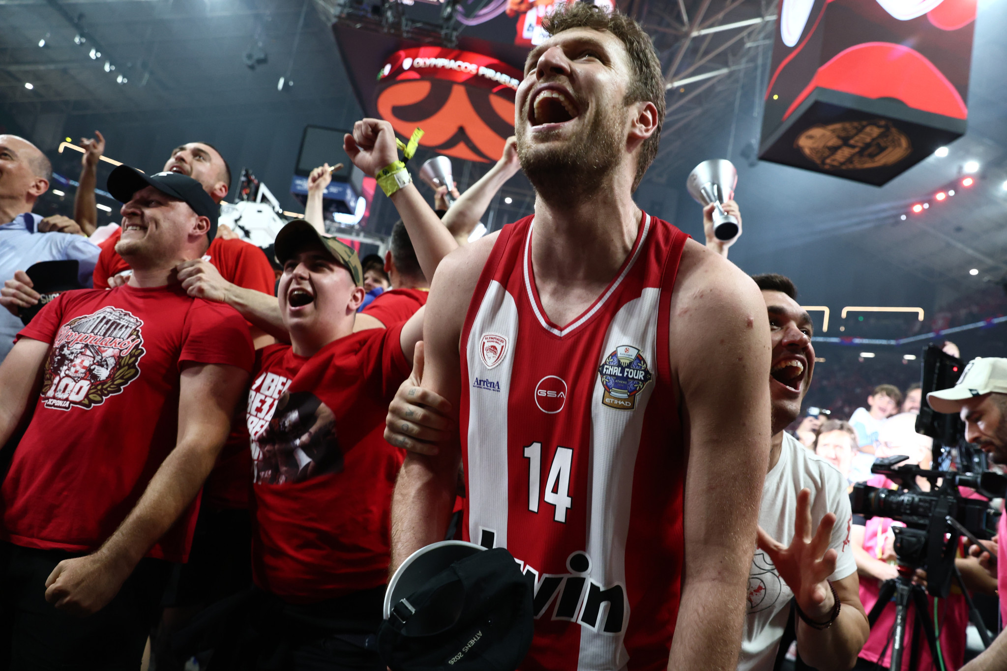 Η Dara ανέβασε το βίντεο του Athletiko με το «Bangaraga» του Παπανικολάου στον Βεζένκοφ