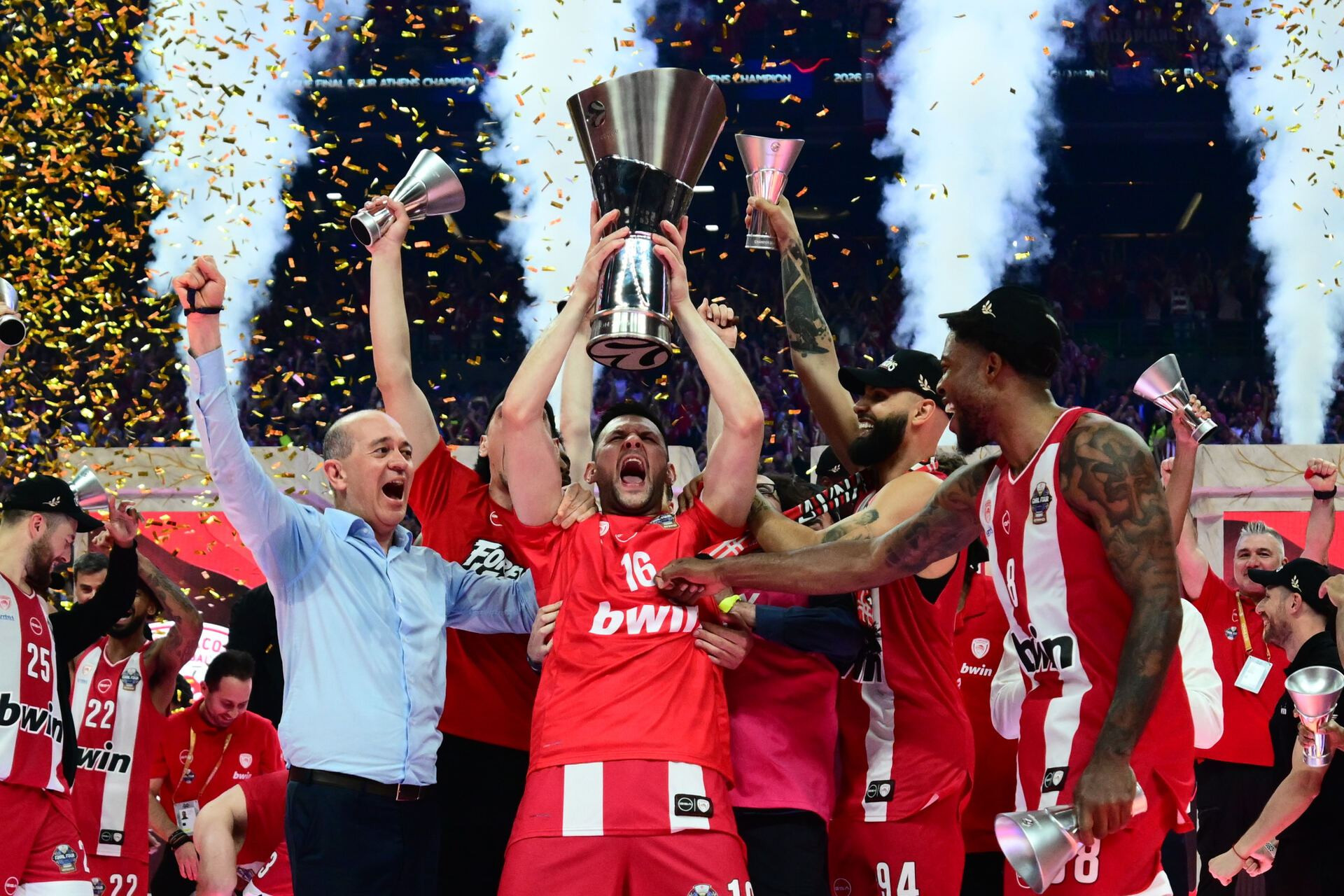 «Λαοθάλασσα από κόκκινο και άσπρο»: Το mini movie της EuroLeague από την κούπα του Ολυμπιακού