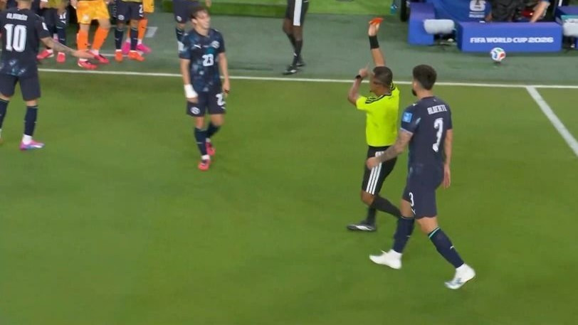 Η FIFA απέβαλε σχολιαστή από το Μουντιάλ μετά την... κόκκινη του Αλμιρόν (video)
